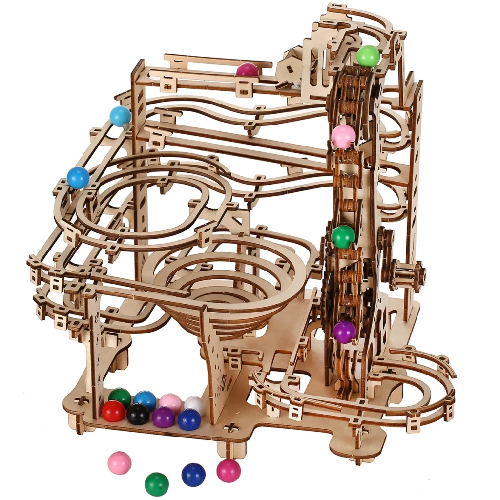 Model drewnianego labiryntu 3D z mechanizmem przesuwającym