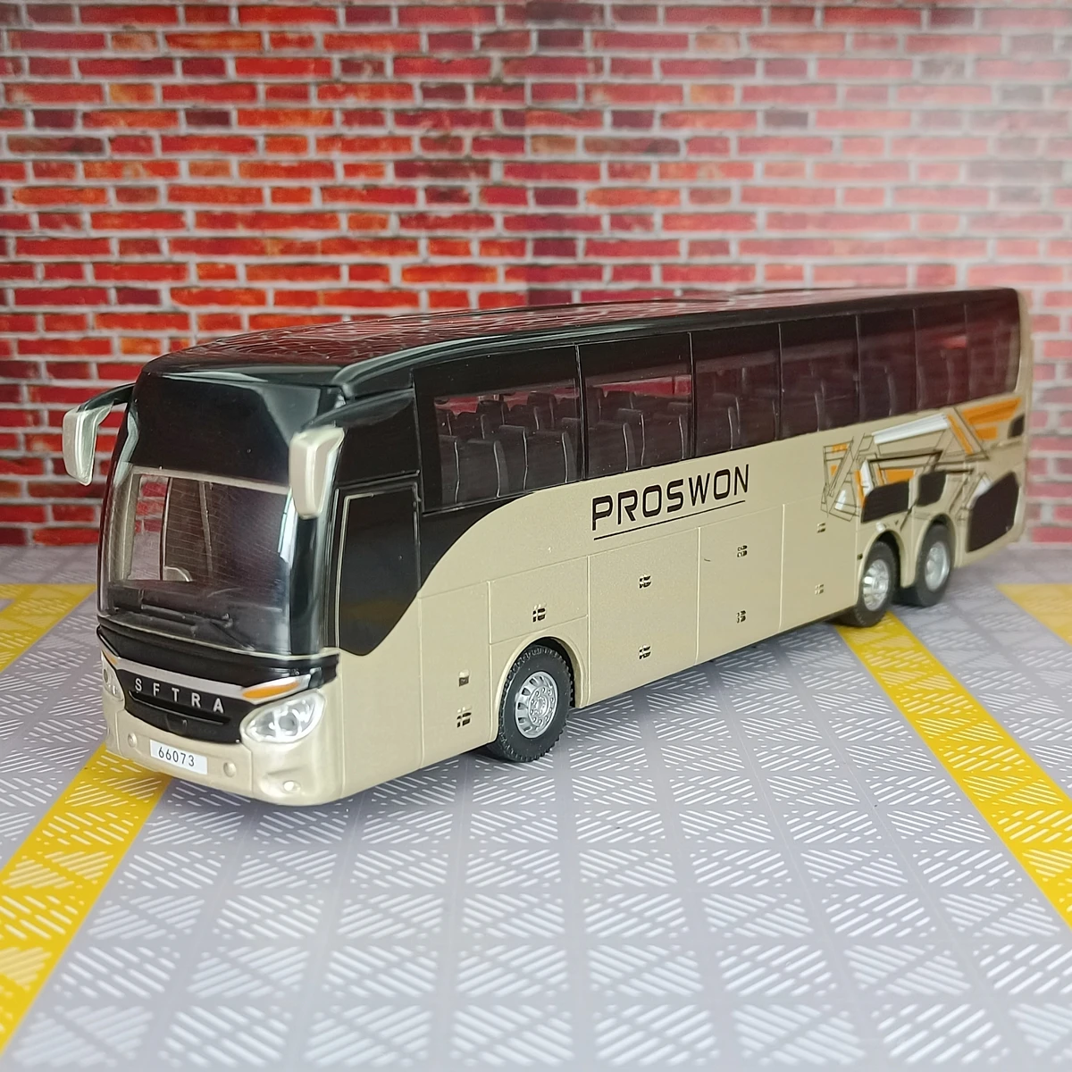 Model autobusu biznesowego z funkcjami dźwięku i światła