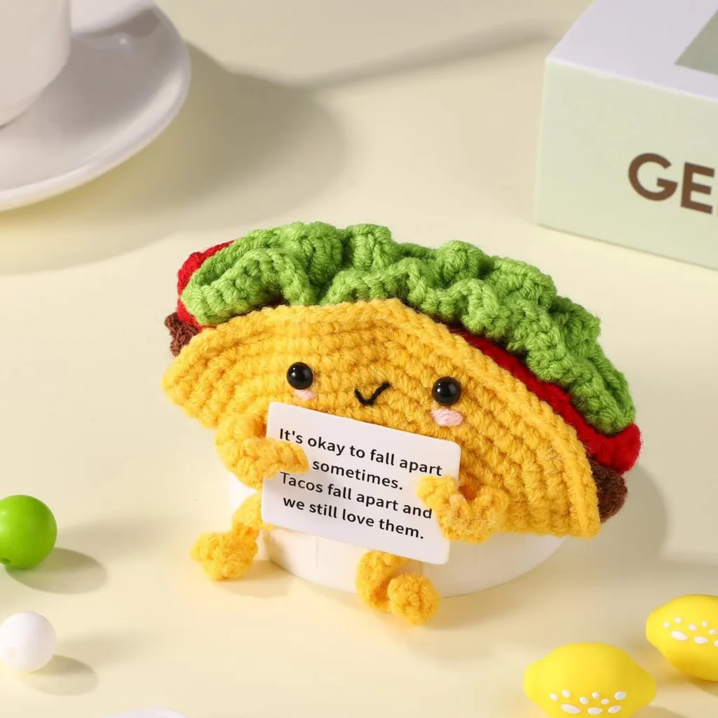 Szydełkowa lalka Taco – inspiracja na biurko i prezent świąteczny