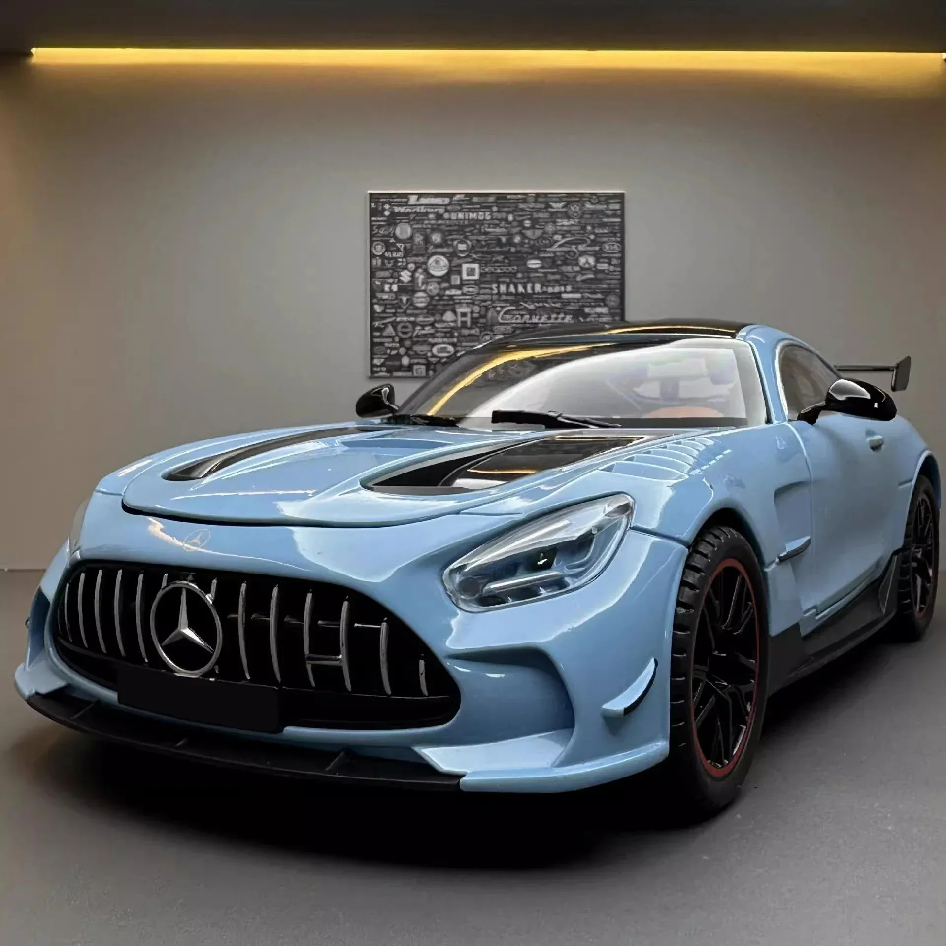 Miniaturowy Mercedes Benz GTR 1:18 z dźwiękiem i światłem